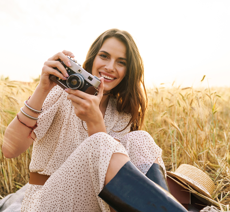 Une photographe dans un champs